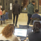 Jóvenes estudiantes con sus ordenadores portátiles en la biblioteca de la Universidad de Burgos.-ISRAEL L. MURILLO