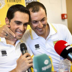 Ivan Basso se apoya en Alberto Contador durante la rueda de prensa en la que ha anunciado que sufre cáncer y abandona el Tour.-Foto:   REUTERS / NILS MEILVANG