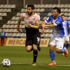 Javi López disputa un balón a Liu Yang, del Lleida, durante la eliminatoria de Copa.-EFE / SANTI IGLESIAS