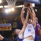 Huskic intenta lanzar a canasta ante Smits y Hanga.-ACB PHOTO / V. SALGADO