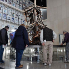 Unos visitantes del museu observan la antena de TV que coronaba la torre norte del World Trade Center de Nueva York.-AFP / OLIVIER DOULIERY