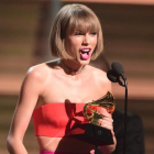 Taylor Swift, durante su discurso de aceptación del premio al mejor álbum del año por '1989'.-AFP / ROBYN BECK