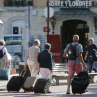 Imagen de turistas con maletas en el centro de la ciudad.-RAÚL G. OCHOA