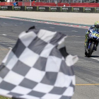 Valentino Rossi cruza primero la línea de meta de Montmeló, por delante de Marc Márquez.-AP