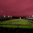 El cielo se vuelve lila durante un partido del Tottenham en Gales.-MATTHEW CHILDS