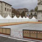 La pista de patinaje se encuentra en proceso de instalación en San Juan, a falta de incorporar el hielo de la base.-SANTI OTERO