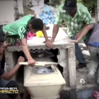 Captura del vídeo en el que se ve a la familia de Neysi Pérez rompiendo la tumba de la joven después de que su marido alertara de había escuchado gritos que provenían del interior.-PRIMER IMPACTO / HONDURAS