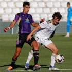 Artola protege el balón en el amistoso disputado ante el Valladolid. SANTI OTERO