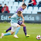 Undabarrena, que ayer actuó de central, pugna con un jugador del Celta B.-@RCCELTA