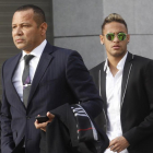 Neymar y su padre, en febrero del 2016, a su llegada a la Audiencia Nacional.-AGUSTIN CATALAN