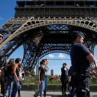 Vigilancia policial en la Torre Eiffel.-REUTERS / PASCAL ROSSIGNOL