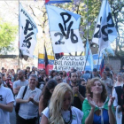 Manifestación ante la embajada venezolana en Buenos Aires contra la suspensión de Venezuela como kmiembro del Mercosur, este jueves.-EFE / CARLOTA CIUDAD