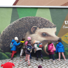 Los murales, como el del erizo, llevan un proceso largo de elaboración: elección de animales de la zona, ubicación de murales en zonas donde viven estos animales, y el despliegue de huellas en itinerarios de tres a cinco kilómetros.