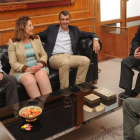 Representantes de la Diputación charlan con Javier Guillén (en el centro) antes de la firma del convenio.-ISRAEL L. MURILLO