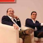 Miquel Iceta y Pedro Sánchez, en un encuentro con cargos electos del PSC.-ELISENDA PONS