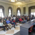 Los trabajadores recibieron la bienvenida del alcalde en la Sala Polisón.-ISRAEL L. MURILLO