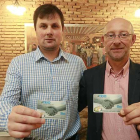 Carlos Cámara (Bupolsa) e Iñaki Sicilia (Aparejadores) posan con su carnet conjunto.-RAÚL OCHOA