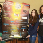 Héctor Serna y Andrea Bujedo junto a su profesor Juan Serna, con el cartel del trabajo ganador.-RAÚL G. OCHOA