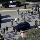 Evacuación de estudiantes con los brazos en alto a la salida del instituto Marjory Stoneman Douglas, en Parkland (Florida), el 14 de febrero.-/ AP / MIKE STOCKER