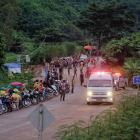 Una ambulancia con uno de los niños rescatados pasa entre una multitud de gente.-GETTY IMAGES / LINH PHAM
