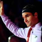 Roger Federer saluda en el O2 Arena de Londres.-REUTERS/ TONY O BRIEN