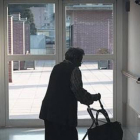 Una mujer, en una residencia en Horta-Guinardó, en Barcelona.-Foto: CARLOS MONTAÑÉS