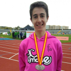 Víctor Illera posa con la medalla de plata conseguida en Portugal-ECB