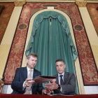 Javier Lacalle y Rafael Barbero firman el convenio de colaboración en el Salón Rojo del Teatro Principal.-RAÚL G. OCHOA