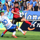 Kijera salva la entrada de un jugador del Tenerife, ayer, en el Heliodoro Rodríguez López.-DIARIO DE AVISOS