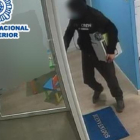 Imagen del ladrón en uno de sus asaltos a una lavandería. POLICÍA NACIONAL
