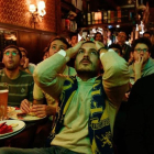 Aficionados italianos siguen en un bar de Milán el partido en el que Italia quedó fuera del Mundial de Rusia.-AFP / PIERO CRUCIATTI