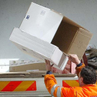 Un trabajador del servicio de limpieza recoge cajas de cartón.-I. L.M.