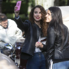 Dos chicas se hacen una foto con uno de los coches.-RAÚL G. OCHOA