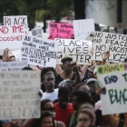 Manifestantes recorren el centro de Atlanta contra la brutalidad policial, este viernes.-AP / JOHN BAZEMORE
