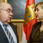 Tontxu Rodríguez conversa con Sonia Rodríguez en el Ayuntamiento de Burgos. SANTI OTERO
