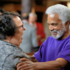 Los senadores Kathy Campbell y Ernie Chambers celebran el veto a la pena de muerte, el miércoles en Lincoln (Nebraska).-Foto: AP / NATI HARNIK