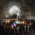 El Vía Crucis Penitencial, arropado por un generoso pelotón de fieles, partió de San Esteban con el sudario en andas acompañado por antorchas.-Santi Otero