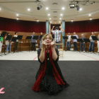 Ana Isabel Roncero conoció a los músicos y cantantes con los que compartirá escenario durante un ensayo ayer en el Teatro Principal.-Raúl Ochoa