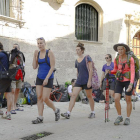 Un grupo de peregrinos pasa por delante del albergue de la calle Fernán González.-ISRAEL L. MURILLO
