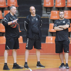 Joan Peñarroya, en el centro, charla con sus ayudantes Alberto Codeso -izquierda- y Fran Hernández, ayer.-ISRAEL L. MURILLO