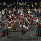 Representantes adultos de los grupos acompañaron a los Danzantes de Burgos en la interpretación de la ‘Danza de los arcos’ en el baile de arranque.-Santi Otero