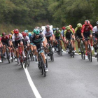 El pelotón de la Vuelta, durante la 12ª etapa.-EFE / JAVIER LIZÓN