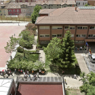 El centro escolar se ubica en el barrio de San Pedro de la Fuente y a él asisten alumnos de Infantil y Primaria. I. L. M.