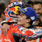 Marc Márquez (Honda), a la derecha, felicita a Andrea Dovizioso (Ducati) tras su victoria en Catar.-ALEJANDRO CERESUELA