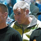 Los etarras Igor Portu (izquierda) y Mattin Sarasola, durante el juicio por el atentado de la T-4, en la Audiencia Nacional, en mayo.-ARCHIVO / EFE
