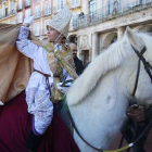 El Obispillo llega en un caballo blanco a la Plaza Mayor.-RAÚL G. OCHOA