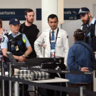 La policía realiza un control de pasajeros en el aeropuerto de Sídney.-WILLIAM WEST (AFP)