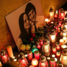 Recuerdo floral en memoria del periodista Jan Kuciak y su pareja, en Bratislava.-EFE / DAVID DUDUCZ