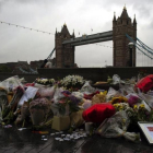 Varios ramos de flores, velas y mensajes dejados en memoria de las víctimas en los alrededores del Ayuntamiento en Londres, el 6 de junio.-WILL OLIVER