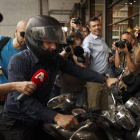 Yanis Varoufakis, rodeado de cámaras al abandonar ayer su oficina.-Foto:   AP /DANIEL OCHOA DE OLZA